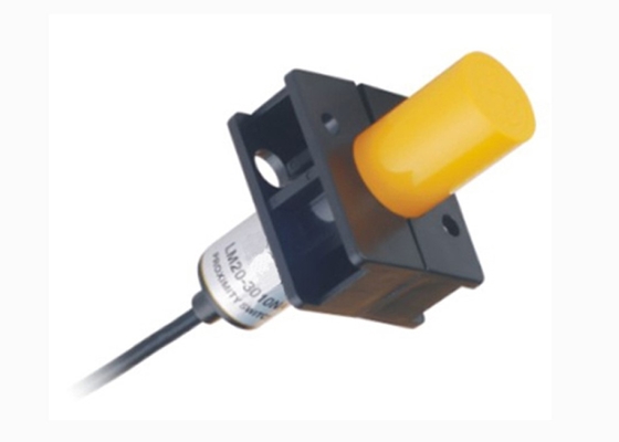 CM20 600Hz Resin Capacitive Proximity Sensor Three Wire Vibration Proof 50MΩ
