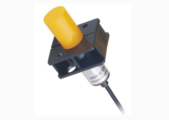 CM20 600Hz Resin Capacitive Proximity Sensor Three Wire Vibration Proof 50MΩ